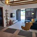 Courtyard Luxury “ Apostolos” * Pefki
