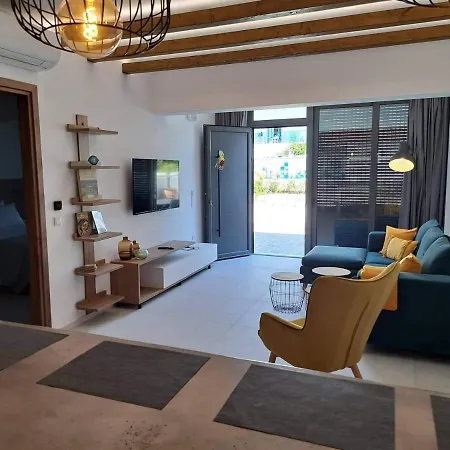 Courtyard Luxury “ Apostolos” * Pefki