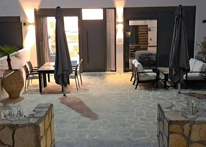 Courtyard Luxury “ Apostolos” *