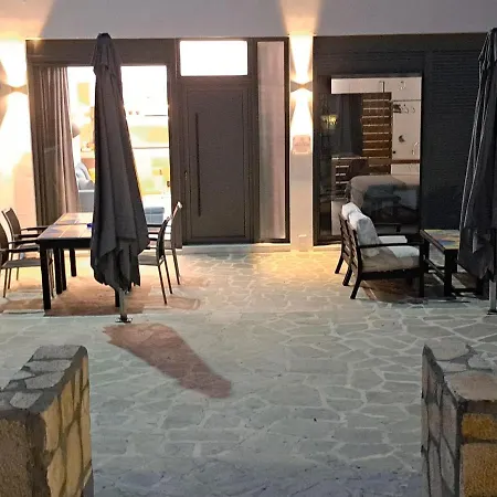 Courtyard Luxury “ Apostolos” *