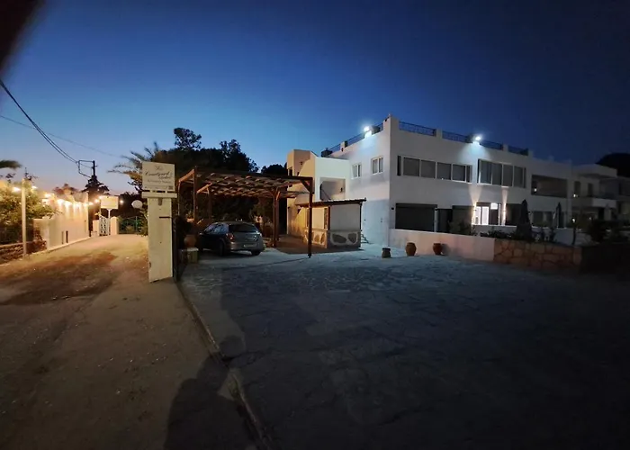 Courtyard Luxury “ Apostolos” דירה